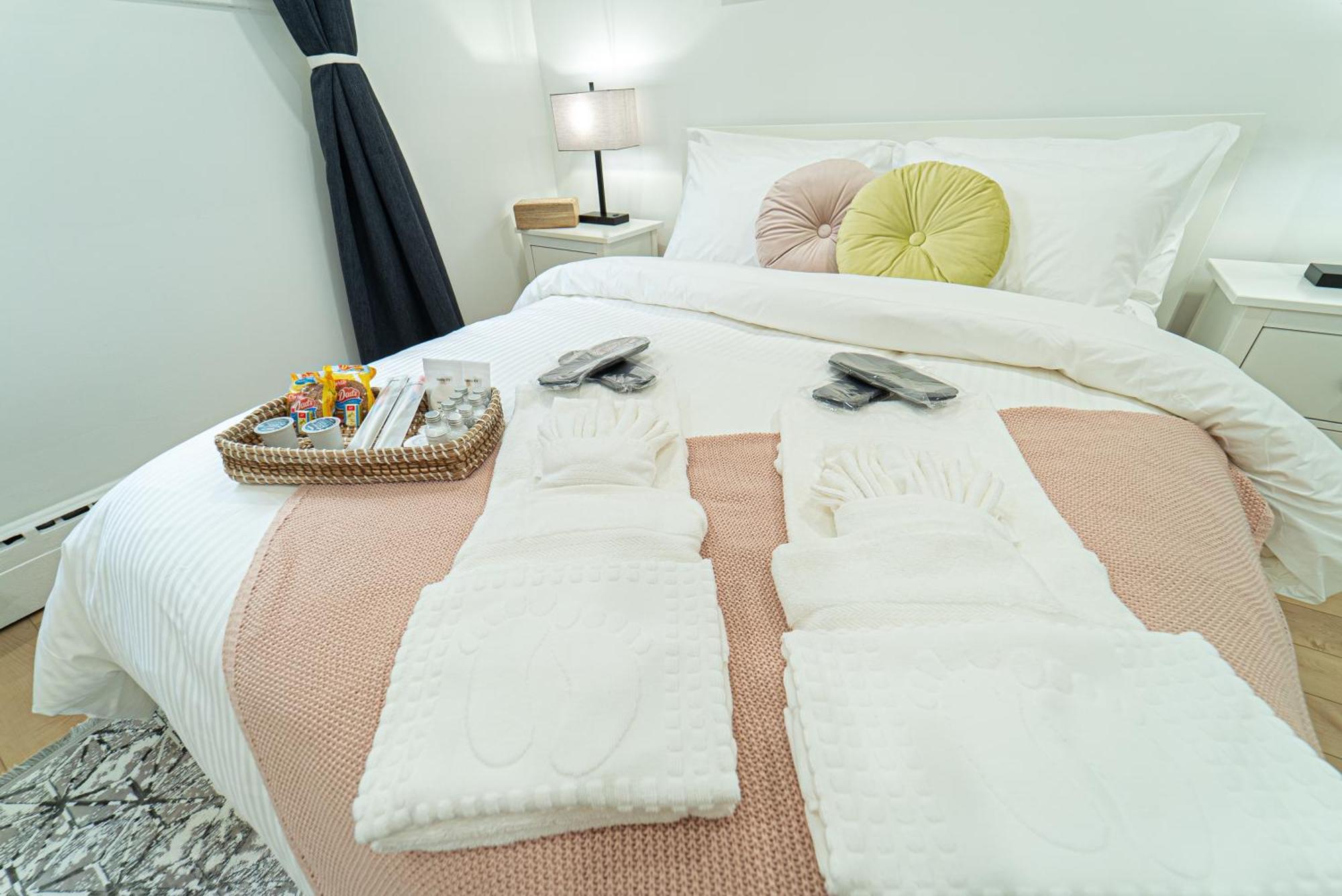 Quiet & Comfortable Double Private Room, Free Parking 토론토 외부 사진
